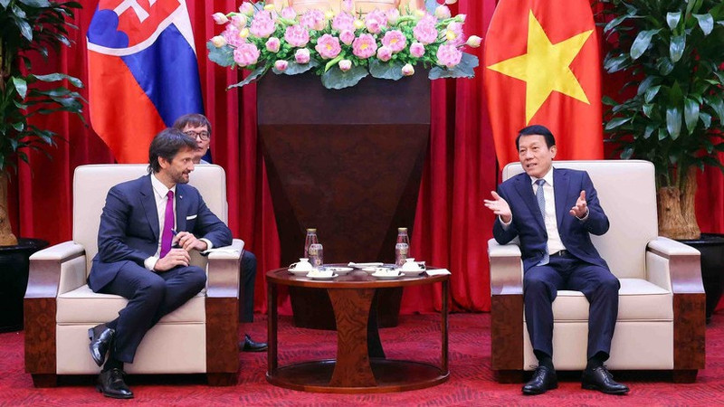 El general Luong Tam Quang (izquierda), ministro de Seguridad Pública de Vietnam, recibe a Robert Kaliňák, viceprimer ministro y titular de Defensa de Eslovaquia. (Foto: VNA)
