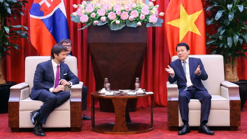 El general Luong Tam Quang (izquierda), ministro de Seguridad Pública de Vietnam, recibe a Robert Kaliňák, viceprimer ministro y titular de Defensa de Eslovaquia. (Foto: VNA)