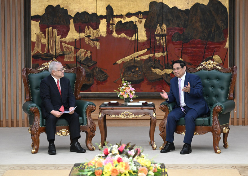 El premier vietnamita, Pham Minh Chinh (D) y el presidente de la filial de la Asociación de Amistad Japón-Vietnam en Kansai, Nishimura Teiichi (Foto: Nhan Dan)