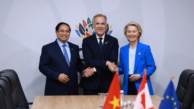 El primer ministro Pham Minh Chinh asistió a una reunión con su homólogo canadiense, Mark Carney, y la presidenta de la Comisión Europea (CE), Ursula von der Leyen, sobre el Acuerdo Integral y Progresivo de Asociación Transpacífico (CPTPP). (Foto: VNA)