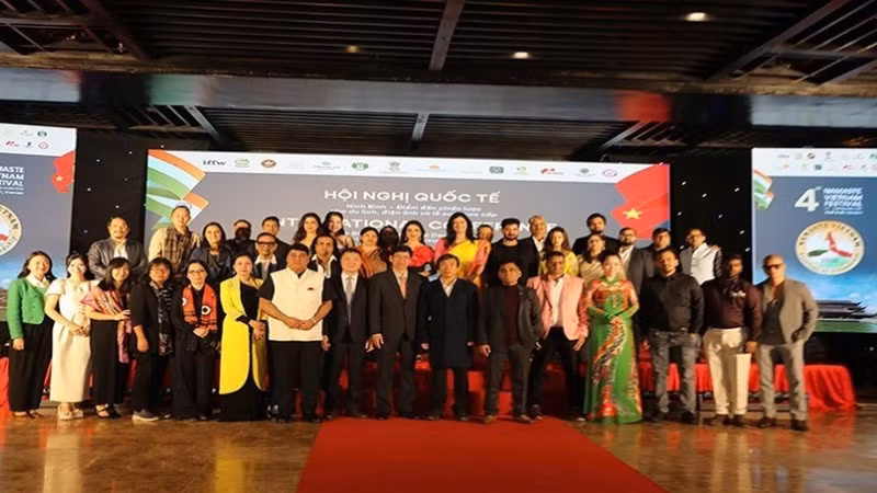 Los delegados dialogan, comparten experiencias y presentan modelos de estrategias de desarrollo turístico sostenible.