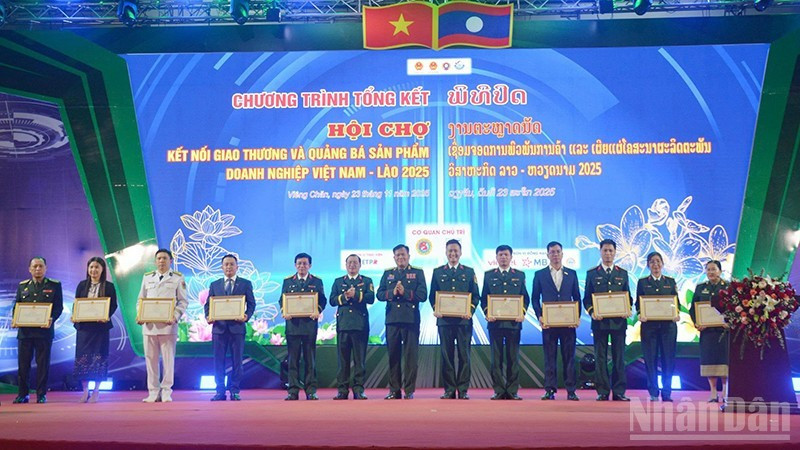 El ministro de Defensa de Vietnam entrega certificados de mérito a individuos y colectivos destacados en la organización y participación en la Feria. (Foto: Trinh Dung)