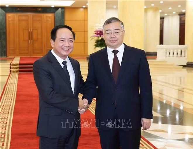 El jefe de la Comisión de Propaganda y Movilización de Masas del Comité Central del Partido Comunista de Vietnam, Trinh Van Quyet y el titular del Departamento de Propaganda del Comité Central del Partido Comunista de China (PCCH), Li Shulei (Foto: VNA)