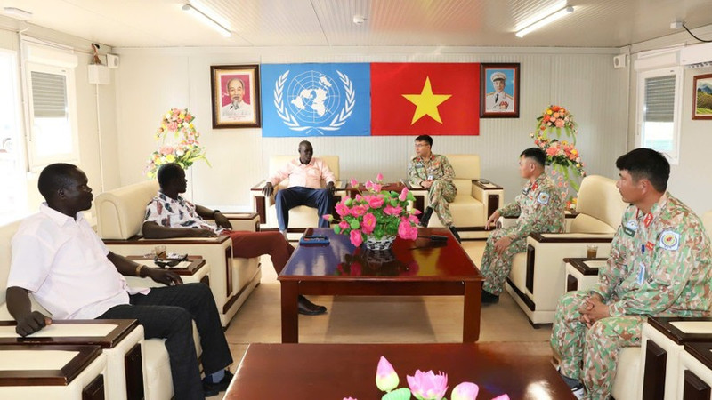 Kon Maneit Matiok, ministro de Infraestructura y Servicios Públicos de la región de Abyei, visita al cuartel del Equipo de ingenieros número 4 de Vietnam. (Foto: Van Quyet)