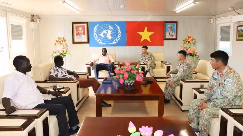Kon Maneit Matiok, ministro de Infraestructura y Servicios Públicos de la región de Abyei, visita al cuartel del Equipo de ingenieros número 4 de Vietnam. (Foto: Van Quyet)
