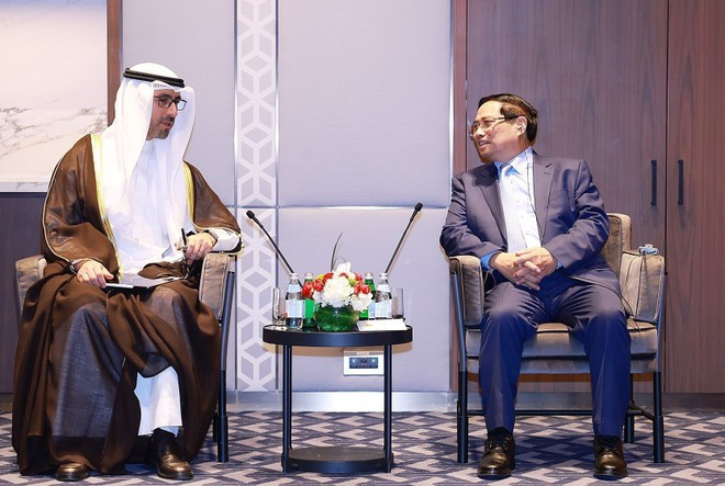 El primer ministro Pham Minh Chinh recibió al jeque Nawaf Saud Al Sabah, vicepresidente del Consejo de Administración y director ejecutivo de la Corporación Nacional de Petróleo de Kuwait. (Foto: VNA)