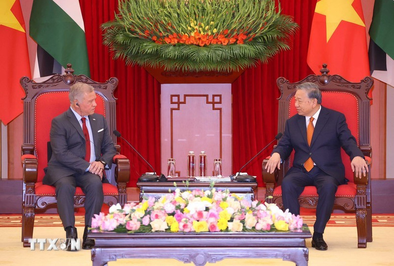 El secretario general del Partido Comunista de Vietnam, To Lam, (derecha) recibe al Rey Abdalá II bin Al Hussein de Jordania. (Foto: VNA)