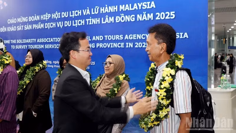 El director del Servicio de Cultura, Deportes y Turismo de la provincia de Lam Dong, Nguyen Van Loc, recibe a la delegación malasia en el Aeropuerto Internacional Lien Khuong.