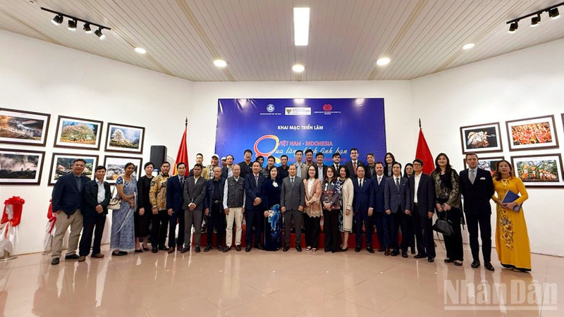 Delegados y artistas de Vietnam e Indonesia en el evento.