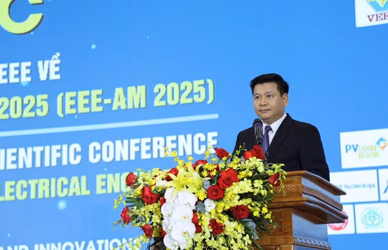 El profesor asociado y doctor Dinh Van Chau, rector de la Universidad de Electricidad, pronuncia el discurso de apertura.