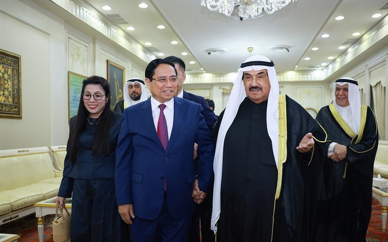 El primer ministro Pham Minh Chinh visita al ex primer ministro kuwaití, jeque Nasser Al-Mohammed Al-Jaber Al-Sabah, a su residencia privada. (Foto: VNA)