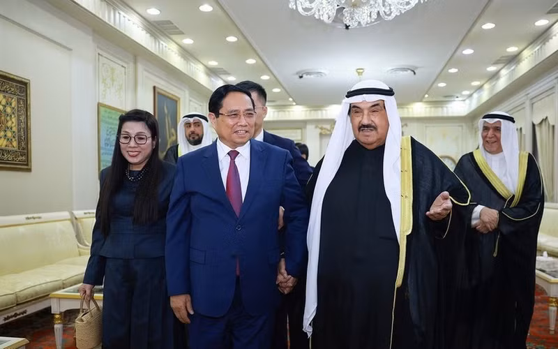 El primer ministro Pham Minh Chinh visita al ex primer ministro kuwaití, jeque Nasser Al-Mohammed Al-Jaber Al-Sabah, a su residencia privada. (Foto: VNA)