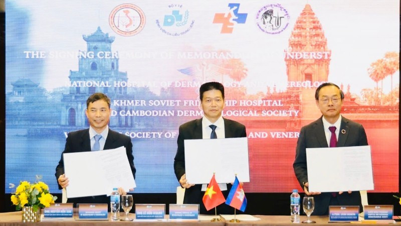 Representantes de las entidades en la ceremonia de firma. (Foto: Nhan Dan)