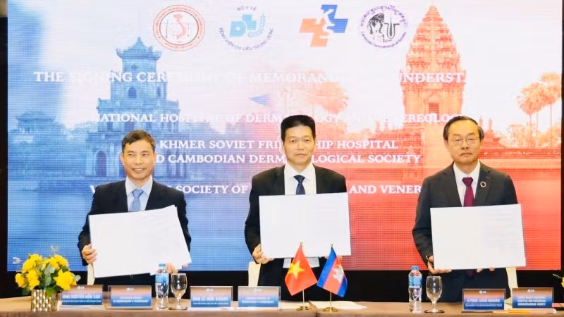 Representantes de las entidades en la ceremonia de firma. (Foto: Nhan Dan)