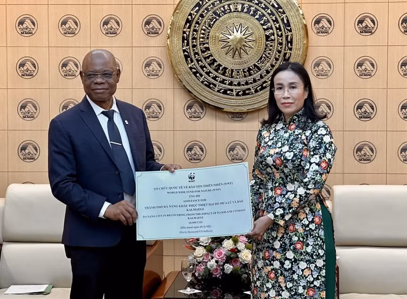 Martin Kabaluapa Kapinga (izq.), jefe de la División de Oficinas Nacionales del WWF, entrega una donación simbólica a Nguyen Thi Anh Thi, vicepresidenta del Comité Popular de Da Nang, para apoyar los esfuerzos de recuperación de la ciudad central tras las fuertes lluvias y el paso del tifón Kalmaegi (Foto: VNA)