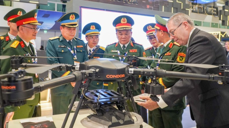 El coronel general Hoang Xuan Chien, viceministro de Defensa, participa en la Exposición Aeronáutica de Dubái 2025 en los Emiratos Árabes Unidos (EAU).