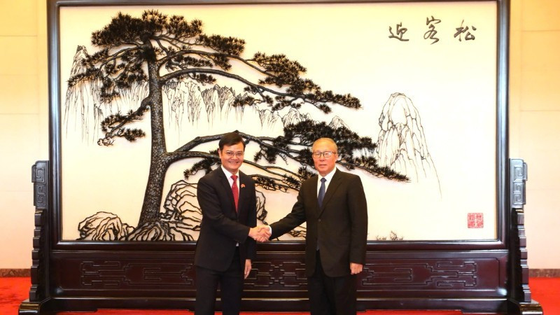 Li Hongzhong, vicetitular del Comité Permanente de la Asamblea Popular Nacional de China (d) y Bui Quang Huy, primer secretario del Comité Central de la Unión de Jóvenes Comunistas Ho Chi Minh.