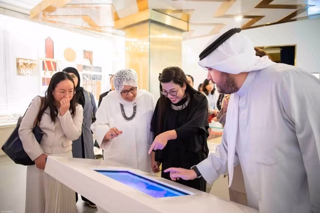 Ambas esposas observan las exposiciones del museo (Foto: baoquocte.vn)