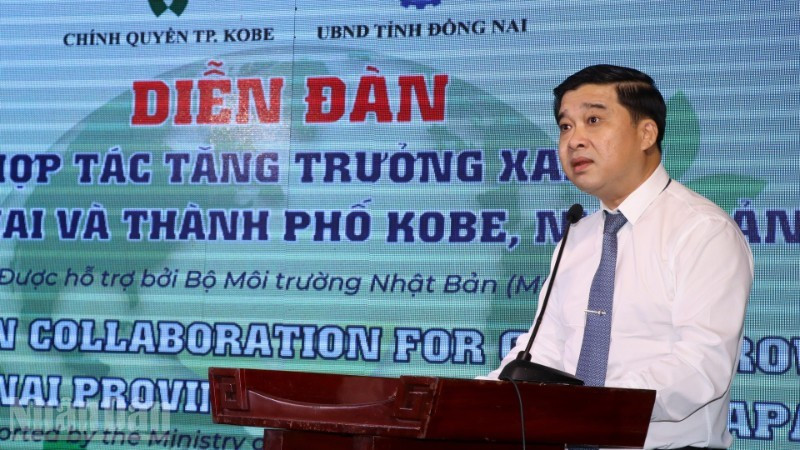 El vicepresidente del Comité Popular de la provincia de Dong Nai, Ho Van Ha, interviene en el foro.