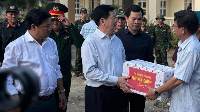 El viceprimer ministro Mai Van Chinh (izquierda) visita la comuna de Xuan Canh para brindar apoyo y entregar obsequios a los residentes afectados por el tifón Kalmaegi (Foto: Nhan Dan)
