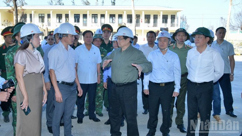 El primer ministro Pham Minh Chinh inspecciona las labores de recuperación tras los daños causados por el tifón Kalmaegi en la provincia central de Gia Lai (Foto: Nhan Dan)