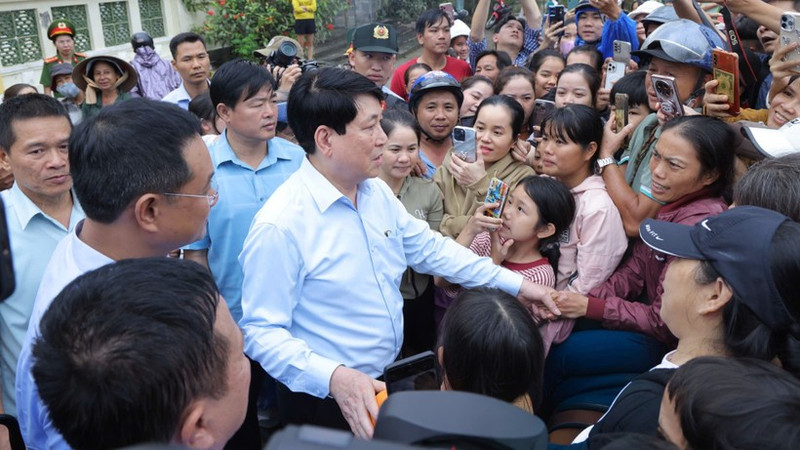 El presidente Luong Cuong visita y anima a los habitantes de las zonas inundadas de Da Nang. (Foto: Nhan Dan)