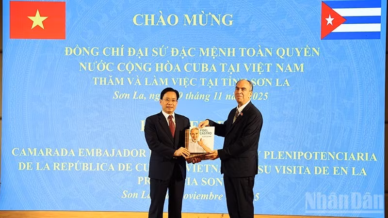 El embajador de Cuba en Vietnam, Rogelio Polanco Fuentes, entrega regalos a la provincia de Son La.