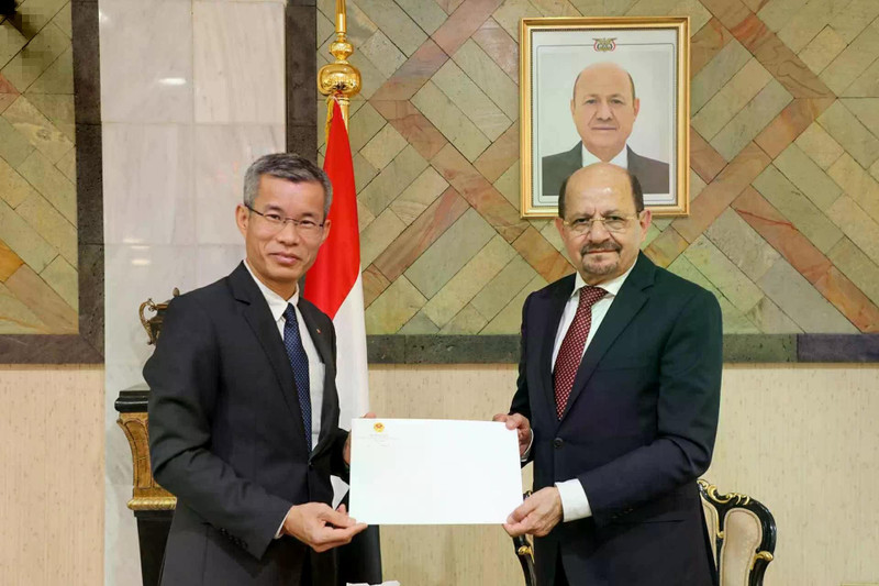 El embajador vietnamita en Yemen, Hoang Huu Anh, presenta copias de cartas credenciales a canciller de Yemen, Shaya Mohsin Zindani. (Foto: baoquocte.vn)