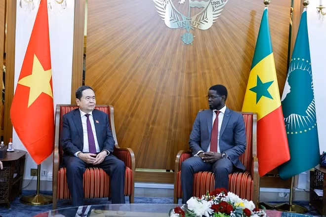 El titular de la Asamblea Nacional de Vietnam, Tran Thanh Man, se reúne con el presidente senegalés, Bassirou Diomaye Faye. (Foto: VNA)
