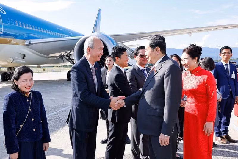Acto de despedida al residente de la Asamblea Nacional de Vietnam, Tran Thanh Man, y su esposa en el Aeropuerto Internacional de Ginebra, Suiza (Foto: VNA)