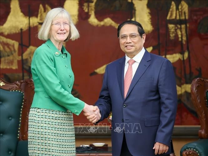 El primer ministro Pham Minh Chinh recibe a la flamante embajadora de Australia en Vietnam, Gillian Bird (Foto: VNA)