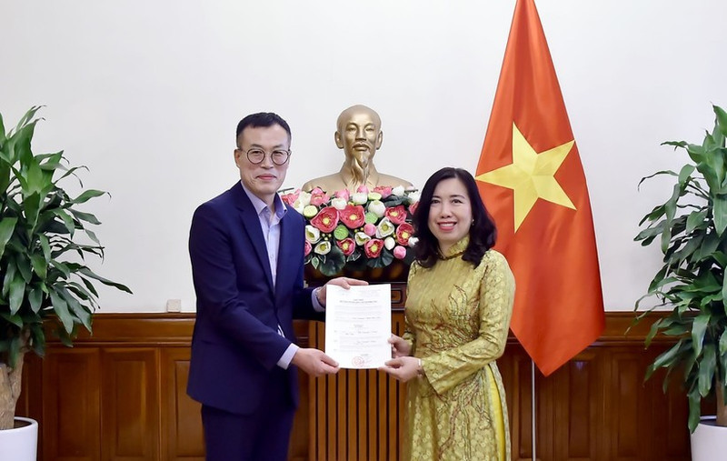 La viceministra Le Thi Thu Hang, entrega el permiso de establecimiento de la Oficina Permanente en Vietnam al periódico surcoreano de Financial News (Foto: VNA)