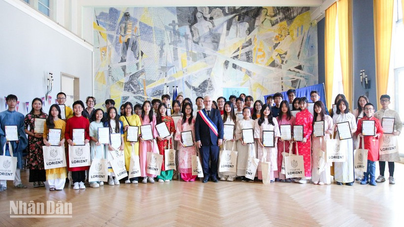 Fabrice Loher, alcalde de la ciudad de Lorient, felicita a los miembros del proyecto Toucher Arts por la exitosa organización del Festival de Vietnam en Lorient.