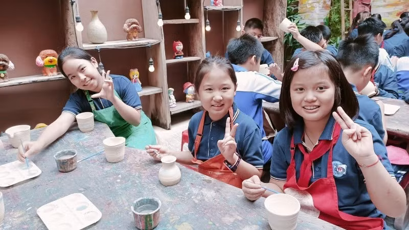 Estudiantes experimentan la elaboración de productos cerámicos en la aldea de Bat Trang.