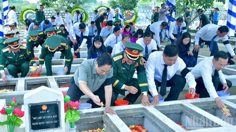 El primer ministro Pham Minh Chinh participa en el entierro de los restos de soldados voluntarios y expertos vietnamitas en el Cementerio de los Mártires de Doc Ba Dac (distrito de Thoi Son, provincia de An Giang). (Foto: Nhan Dan)