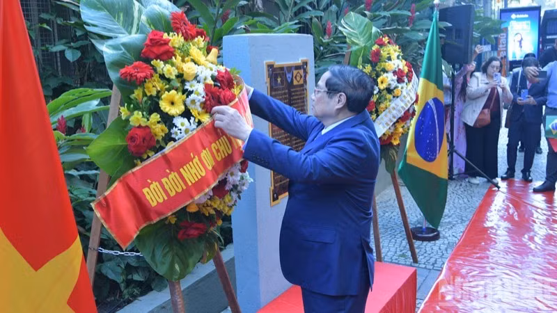 El primer ministro Pham Minh Chinh coloca flores en la placa en conmemoración del Presidente Ho Chi Minh en la ciudad de Río de Janeiro, Brasil, el 5 de julio. (Foto: Nhan Dan)