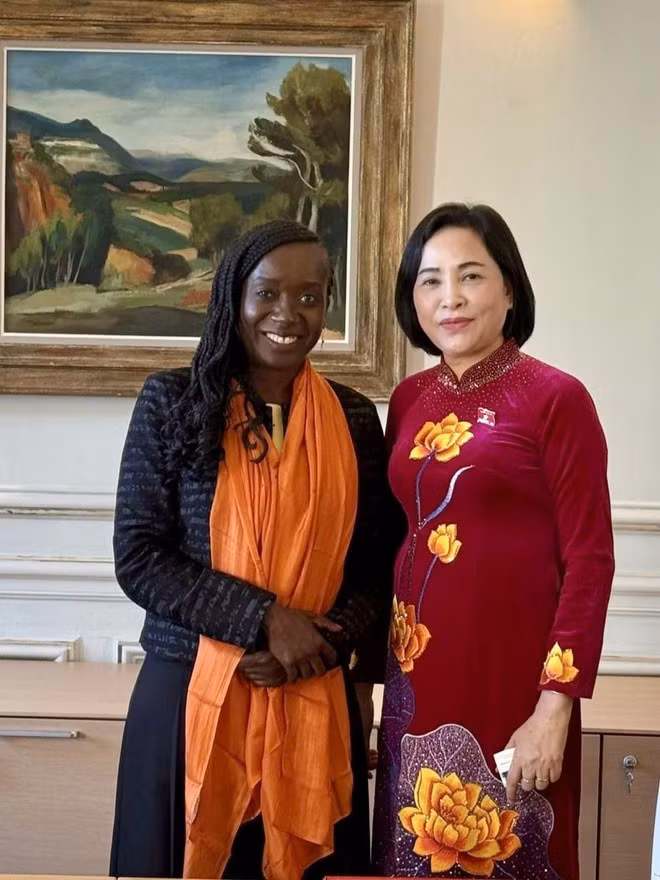 La vicepresidenta de la Asamblea Nacional de Vietnam, Nguyen Thi Thanh, se reúne con la subtitular de la Asamblea Nacional de Francia, Nadège Abomangoli (Foto: VNA)