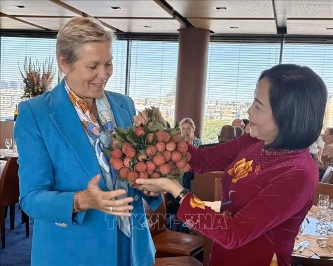 La vicepresidenta de la Asamblea Nacional de Vietnam, Nguyen Thi Thanh, regala lichi, una especialidad del país indochino, a la presidenta del Grupo de Amistad Vietnam-Francia en el Parlamento francés, Anne Le Hénanff (Foto: VNA)