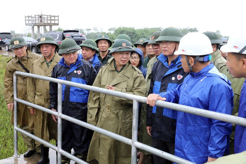 El viceprimer ministro Tran Hong Ha inspecciona los preparativos para la prevención de tifones en la provincia norteña de Hung Yen (Foto: VNA)