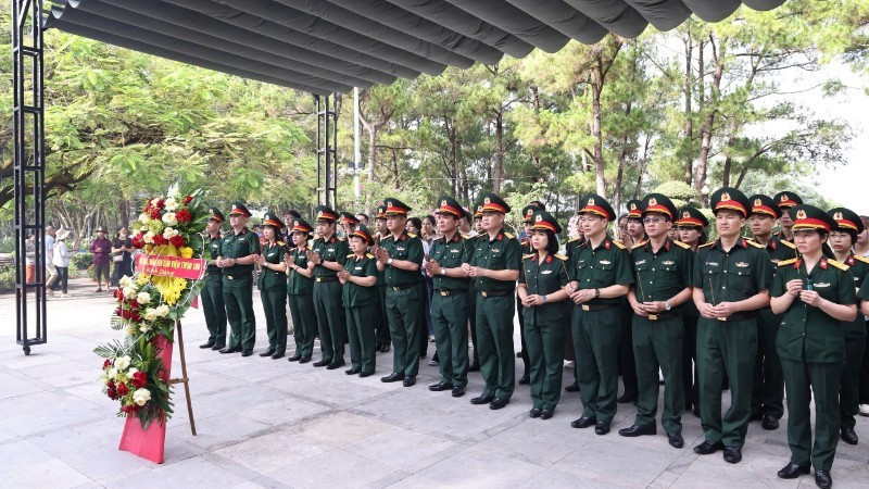 La delegación del Hospital Central Militar 108 ofrece incienso en el sitio de reliquias de la encrucijada de Dong Loc, el Cementerio Nacional de los Mártires de la Carretera 9 y la antigua ciudadela de Quang Tri.