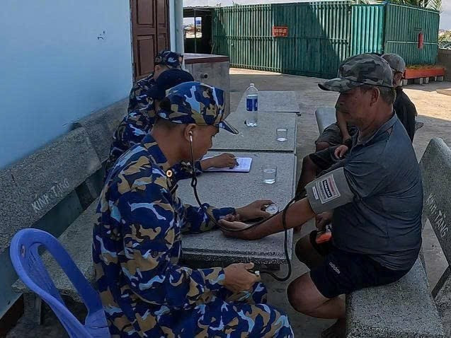Los médicos militares chequean el estado de salud de los pescadores (Foto: VNA)