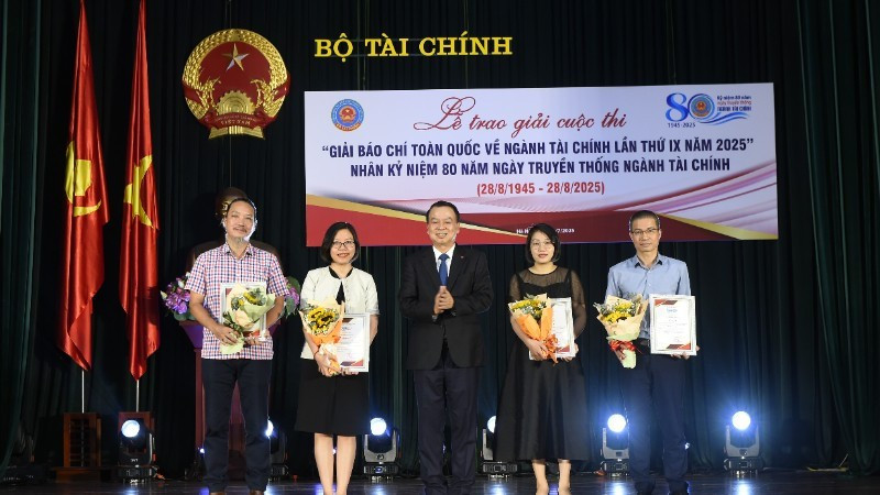 El periódico Nhan Dan recibe el premio A con el trabajo “Mejora del mercado de valores vietnamita: Del compromiso a la implementación". (Foto: Hoai Phuong)