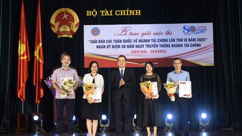 El periódico Nhan Dan recibe el premio A con el trabajo “Mejora del mercado de valores vietnamita: Del compromiso a la implementación". (Foto: Hoai Phuong)