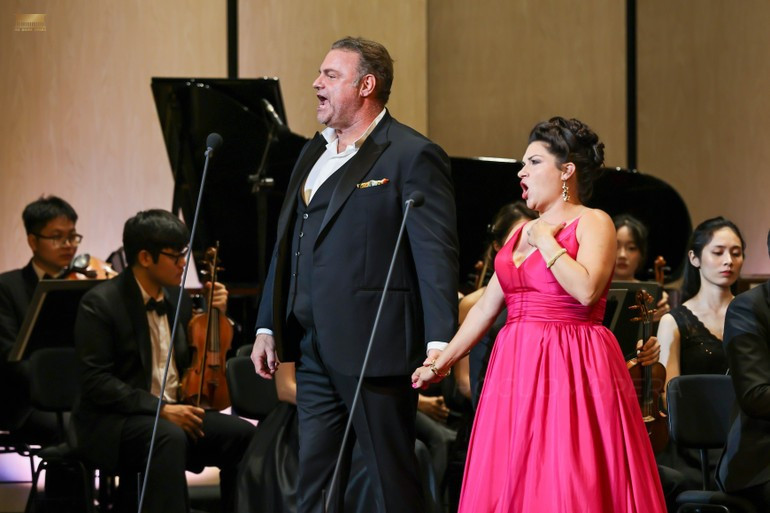 Los artistas de ópera de renombre internacional Kathryn Lewek y Joseph Calleja en el evento (Foto: Nhan Dan)