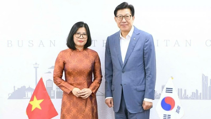 La cónsul general de Vietnam en Busán, Doan Phuong Lan, y el alcalde de Busán, Park Heong Joon. (Foto: Consulado General de Vietnam en Busán)