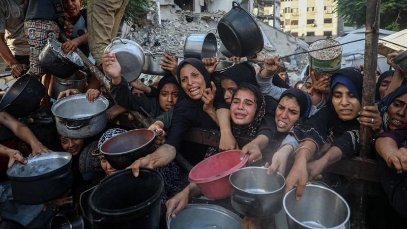 Palestinos desplazados esperan alimentos en un centro de distribución en la ciudad de Gaza, el 14 de julio de 2025. (Foto: Xinhua)