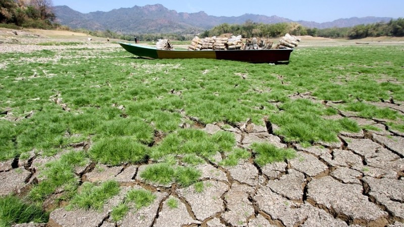 Un barco encalla en un lago en el distrito de Wonogiri, provincia indonesia de Java Central, el 10 de agosto de 2023. (Foto: Xinhua)