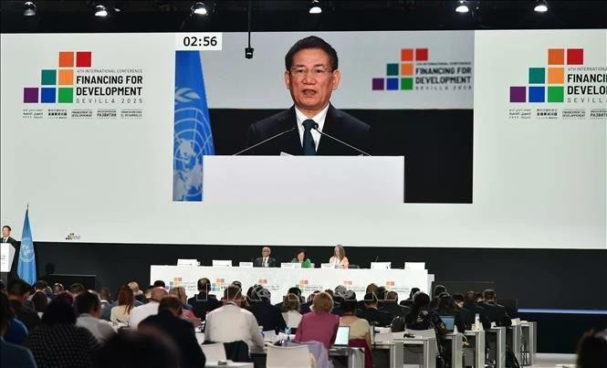 El viceprimer ministro Ho Duc Phoc interviene en la sesión plenaria de la Conferencia FpD4. (Foto: VNA)
