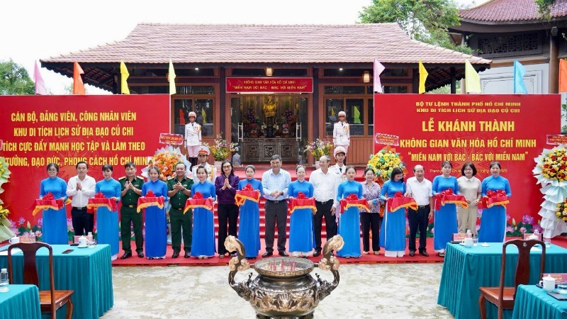 Los delegados cortan la cinta inaugural del Espacio Cultural Ho Chi Minh en los túneles de Cu Chi.