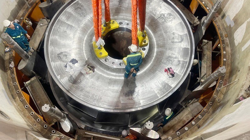 Instalación del rotor de la primera turbina del proyecto (Foto: VNA)